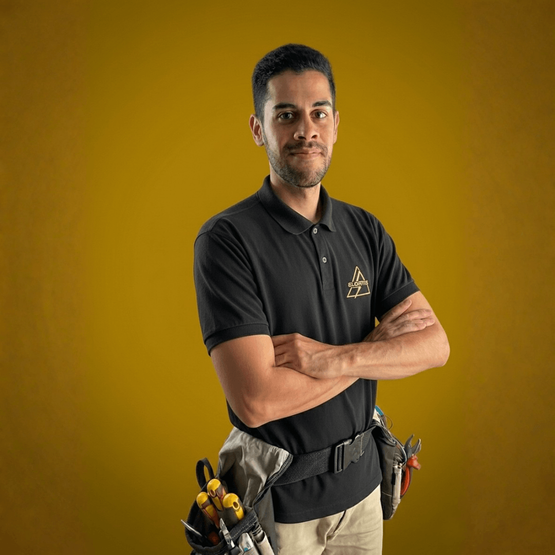 Electricista profesional de ELCATEC trabajando